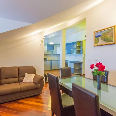 Sun & Sky Apartment *